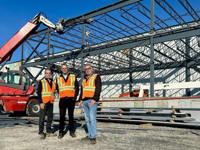 Photo des dirigeants du Groupe Alco-TMI devant le chantier d’agrandissement au siège social *Apparaissent sur la photo, dans l’ordre : Normand Bouchard, Francois Potvin et Martin Cinq-Mars respectivement V-P, PDG et Directeur Construction. 